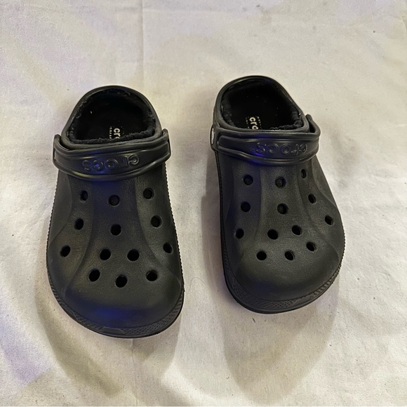 Black crocs - Picture 2 of 4